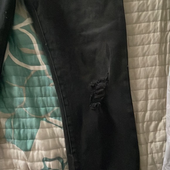 Black Jeans from Forever 21, Small rips around the knee area - Picture 3 of 3